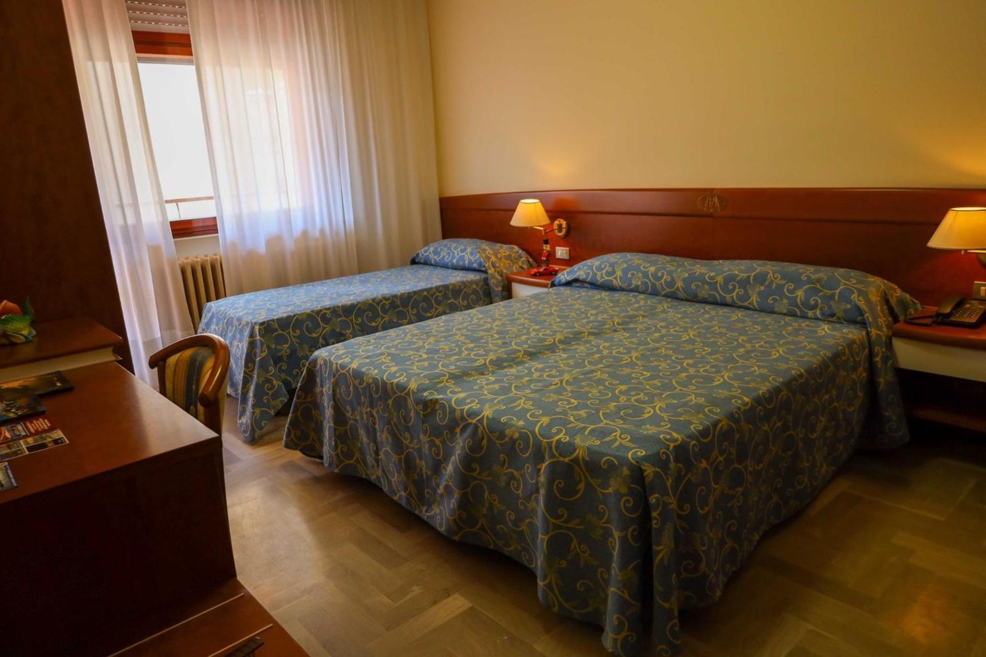 Easy Hotel Meryon Sottomarina Exteriör bild
