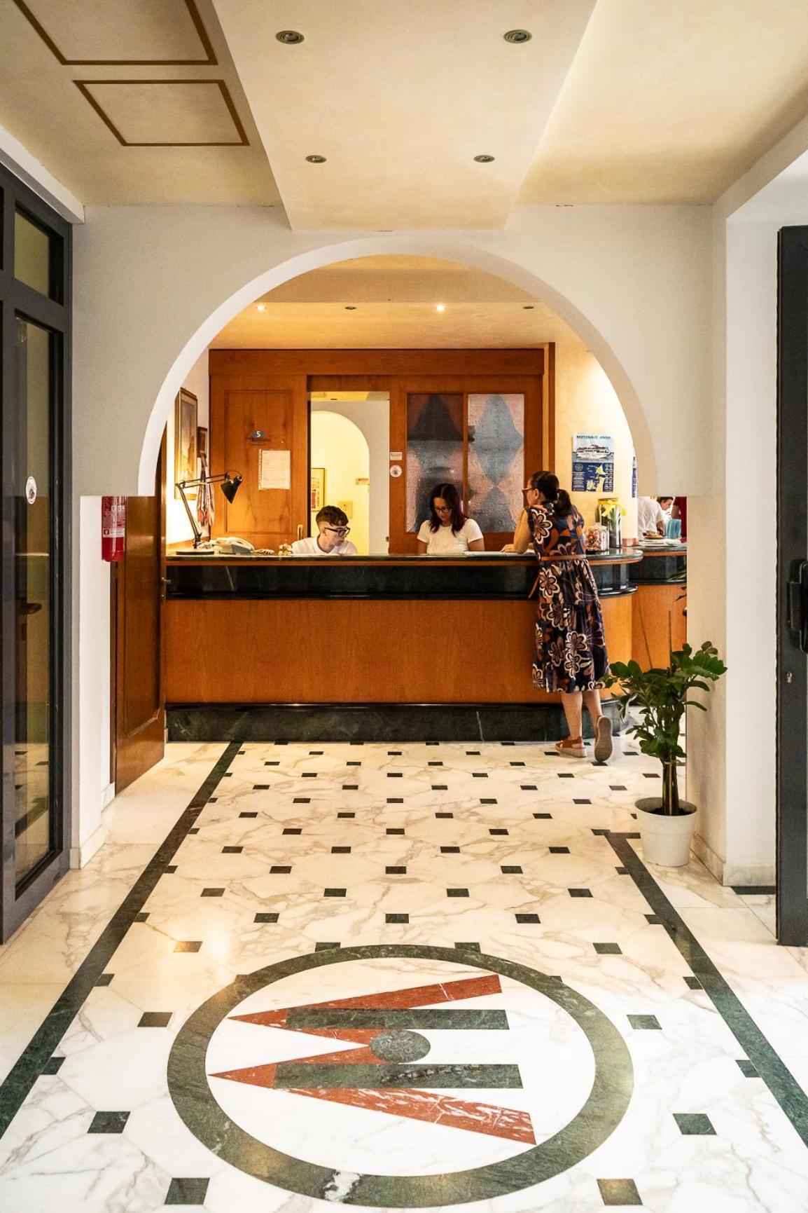 Easy Hotel Meryon Sottomarina Exteriör bild