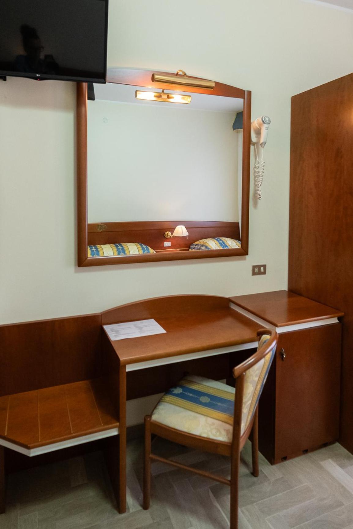 Easy Hotel Meryon Sottomarina Rum bild