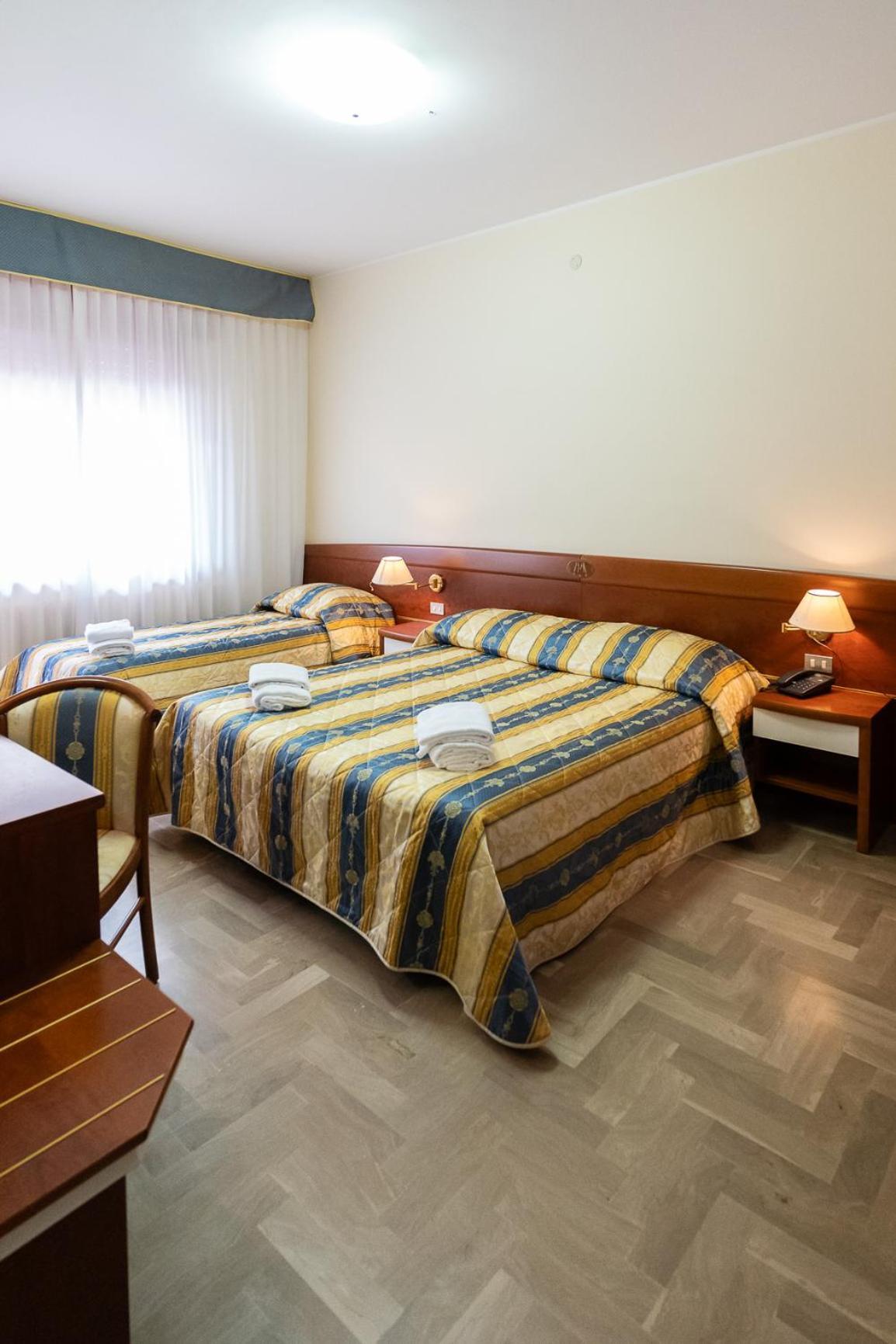 Easy Hotel Meryon Sottomarina Exteriör bild