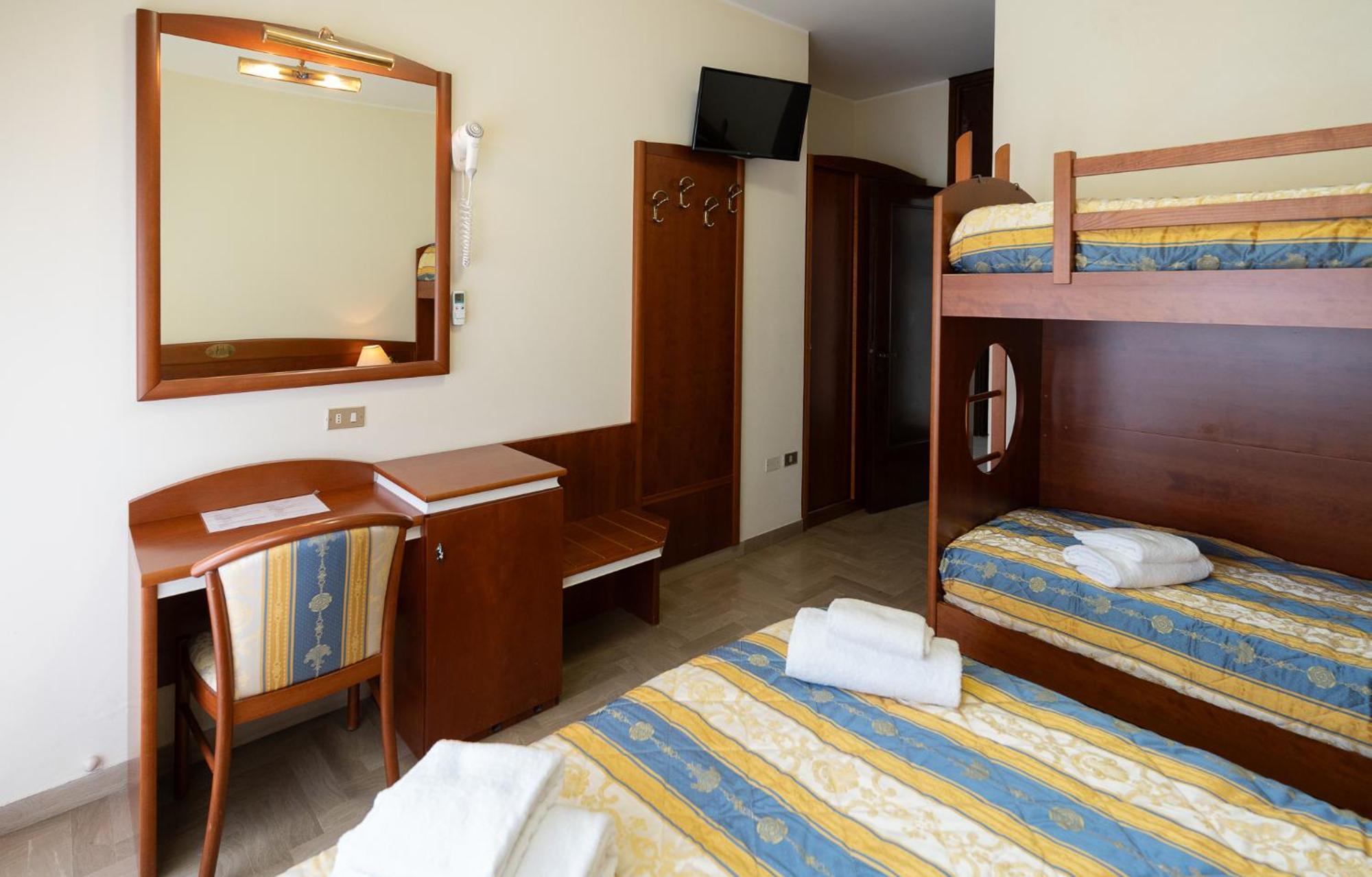 Easy Hotel Meryon Sottomarina Rum bild
