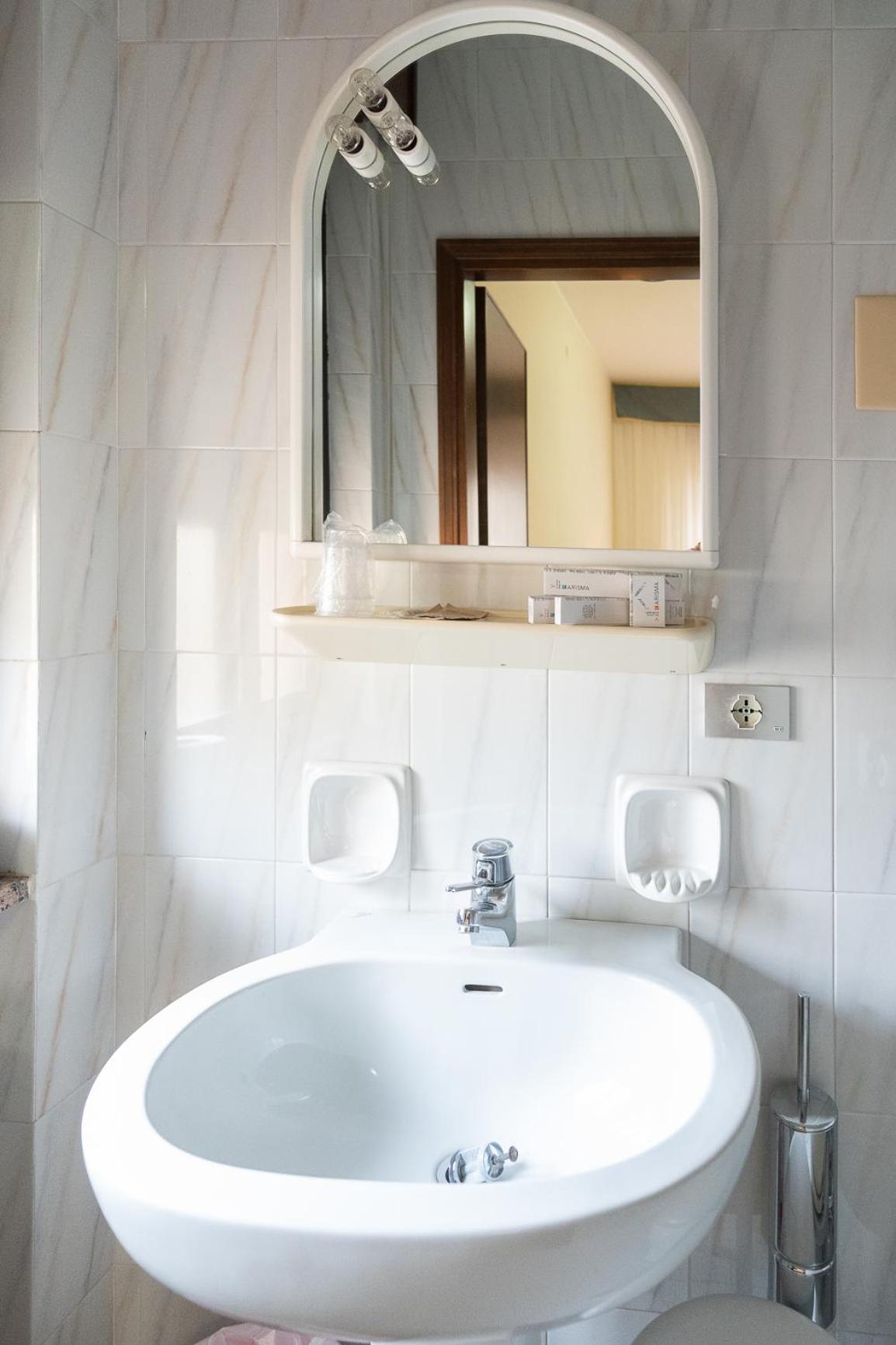 Easy Hotel Meryon Sottomarina Rum bild