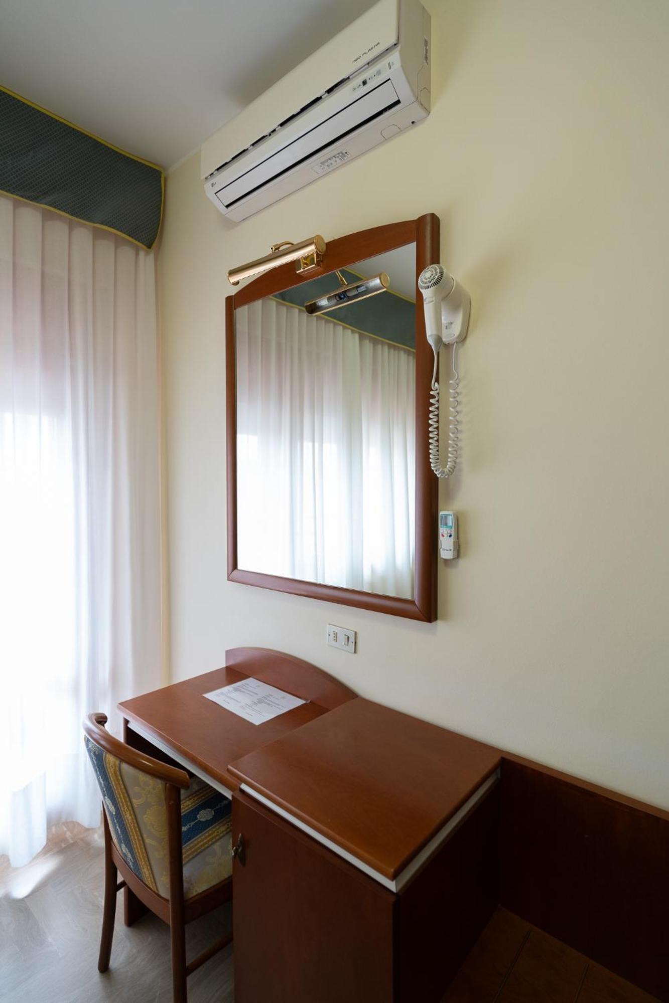 Easy Hotel Meryon Sottomarina Rum bild