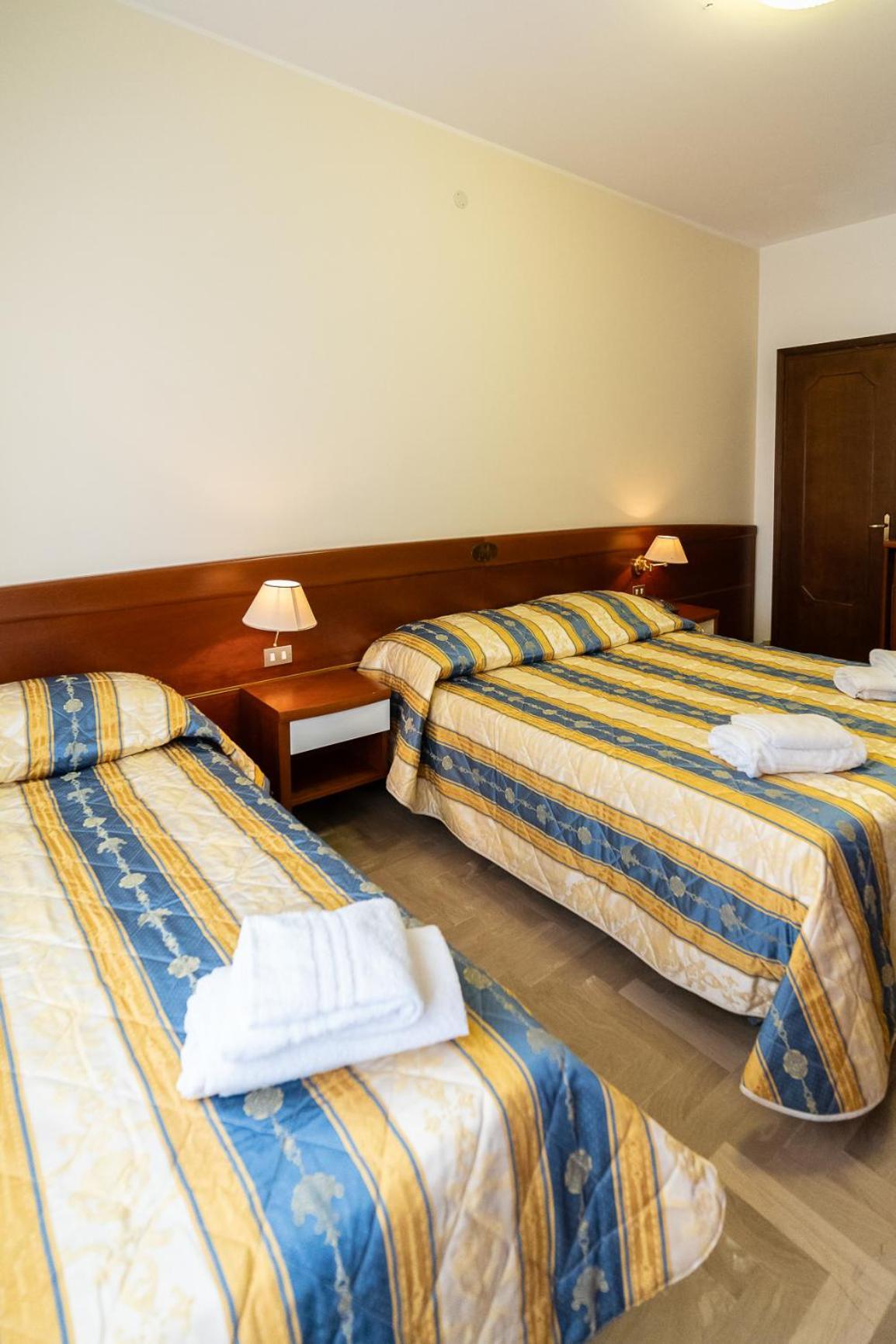 Easy Hotel Meryon Sottomarina Rum bild