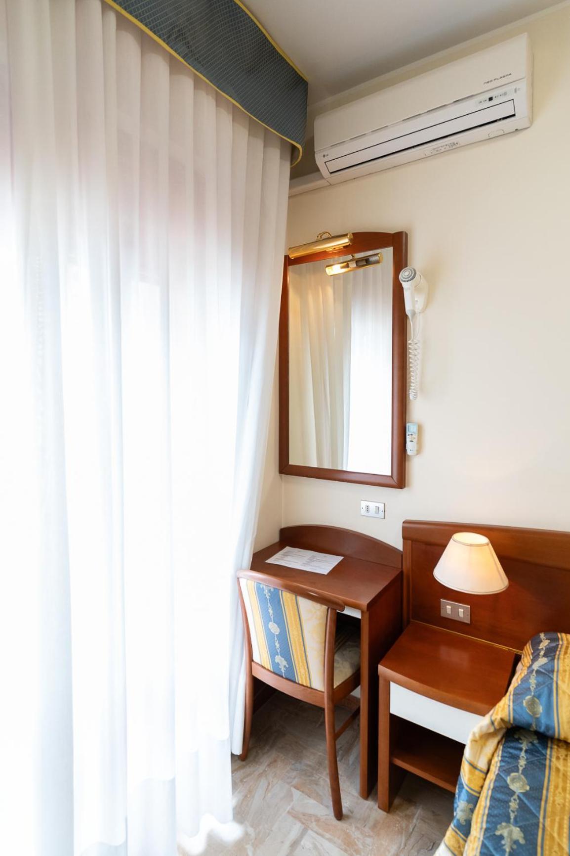 Easy Hotel Meryon Sottomarina Rum bild