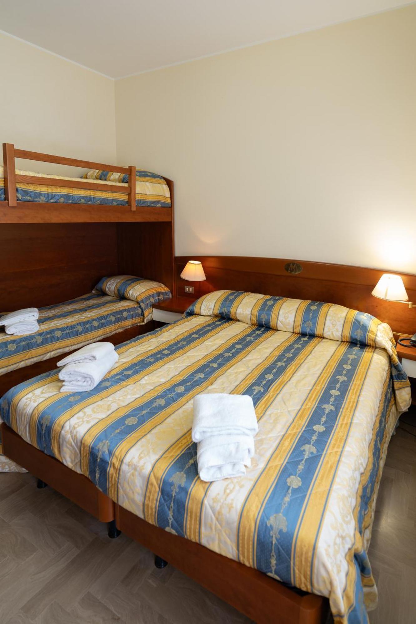 Easy Hotel Meryon Sottomarina Exteriör bild