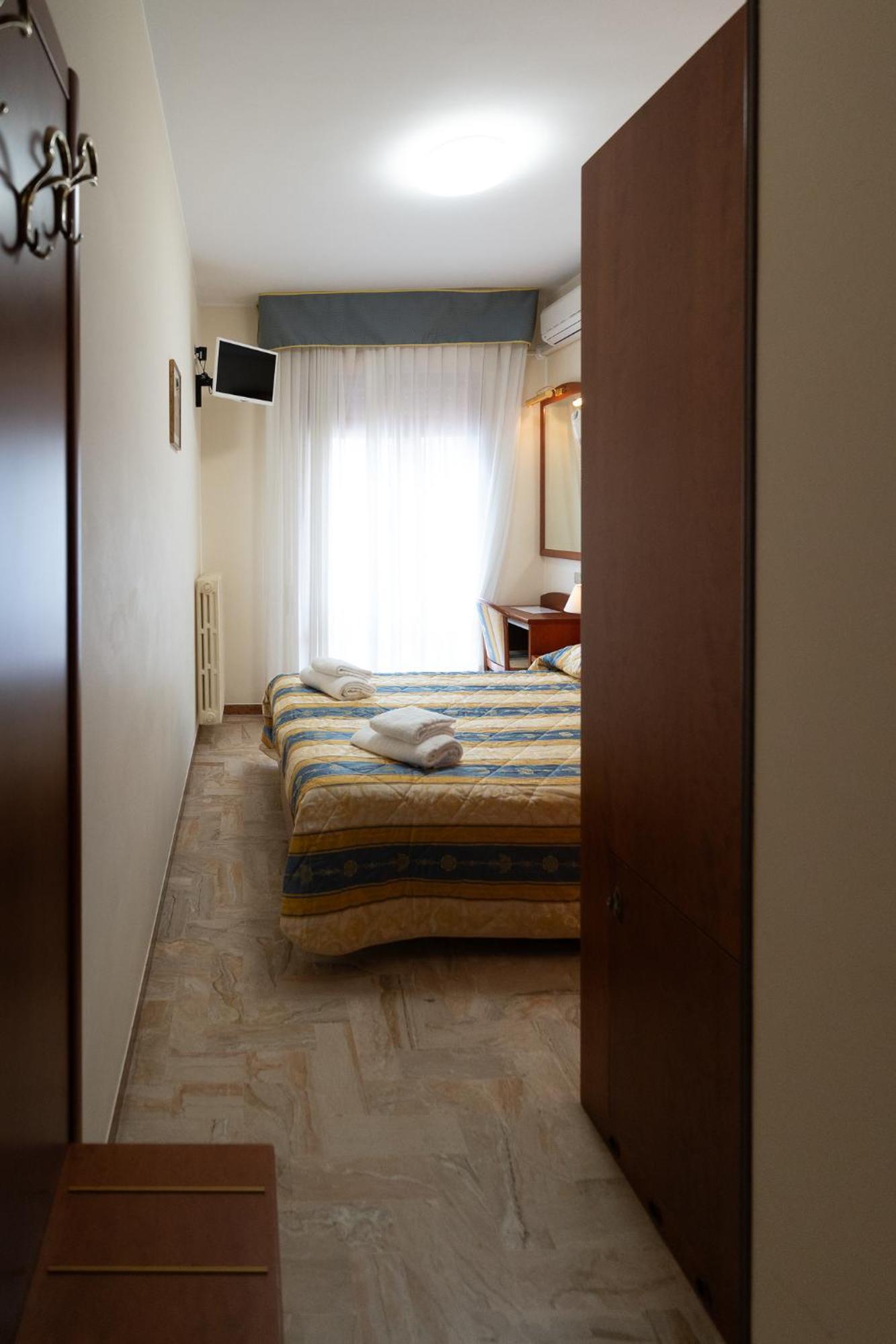 Easy Hotel Meryon Sottomarina Rum bild